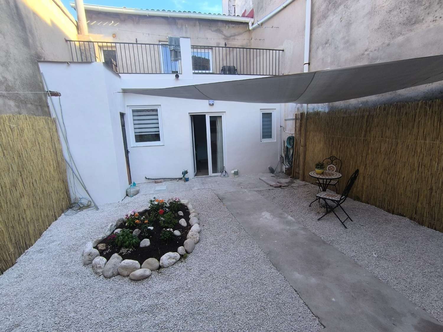 OPORTUNIDAD CASA DE PUEBLO CON GRAN PATIO