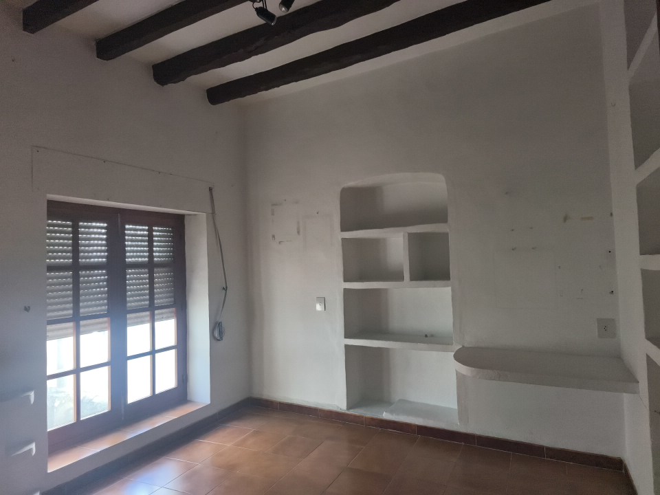 Casa de pueblo de esquina en una ubicación inmejorable en Jalon