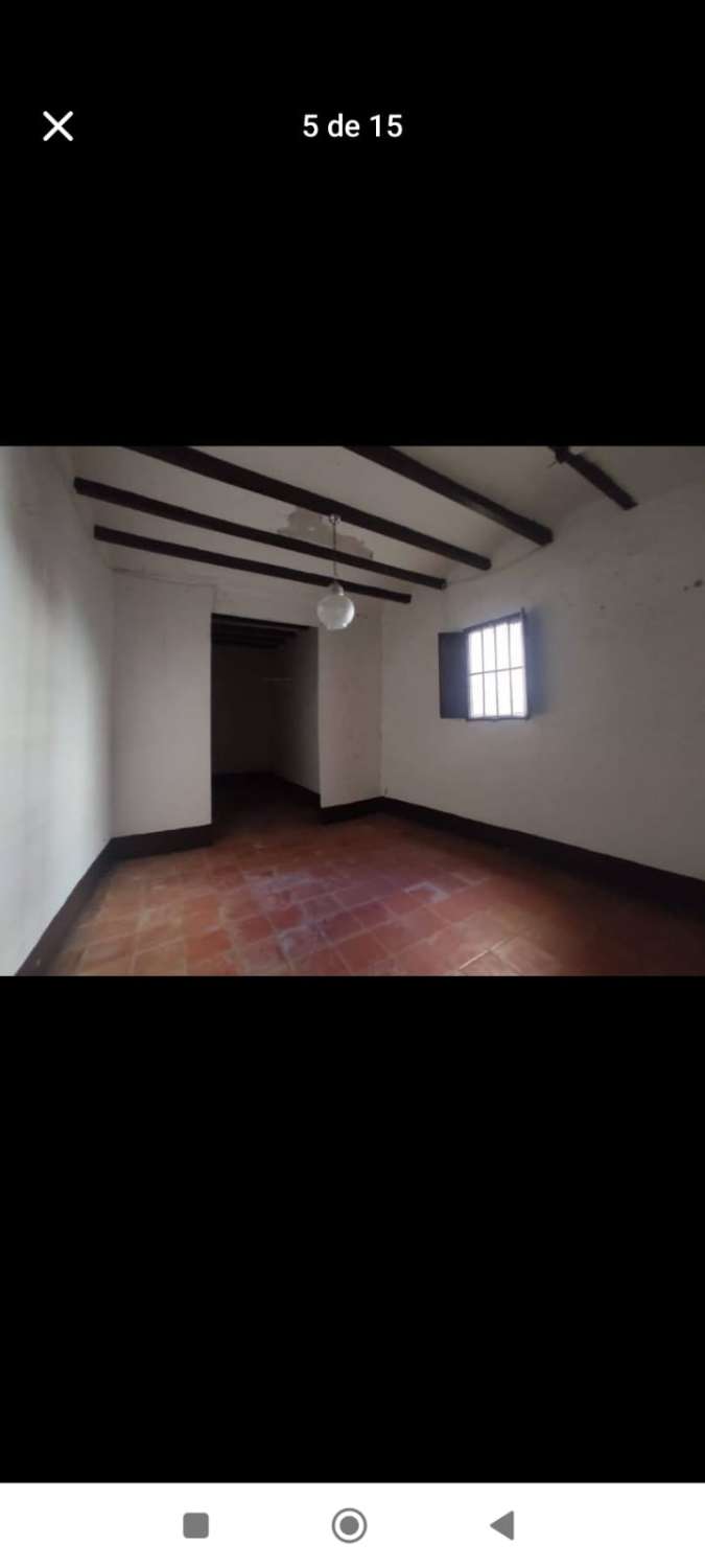 Casa de pueblo de esquina en una ubicación inmejorable en Jalon