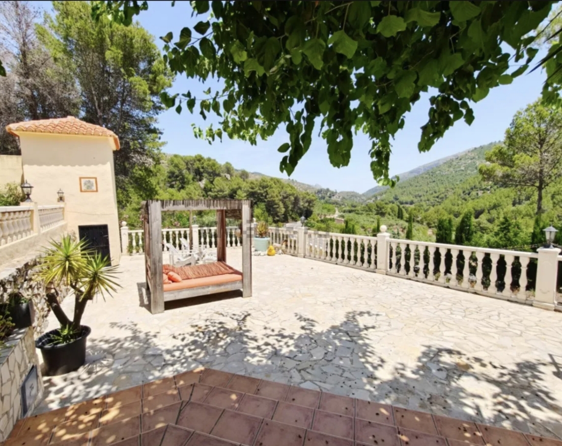 PRECIOSA FINCA CON DOS VIVIENDAS.