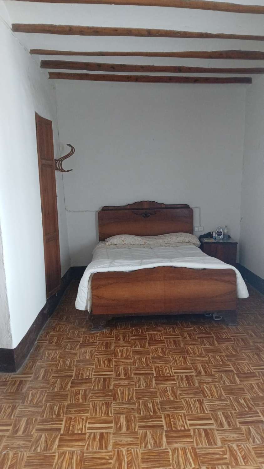 CASA DE PUEBLO DE ESQUINA A REFORMAR