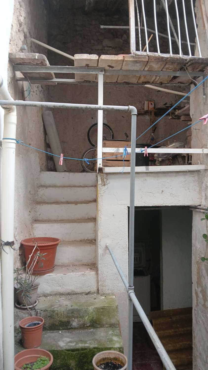 CASA DE PUEBLO DE ESQUINA A REFORMAR