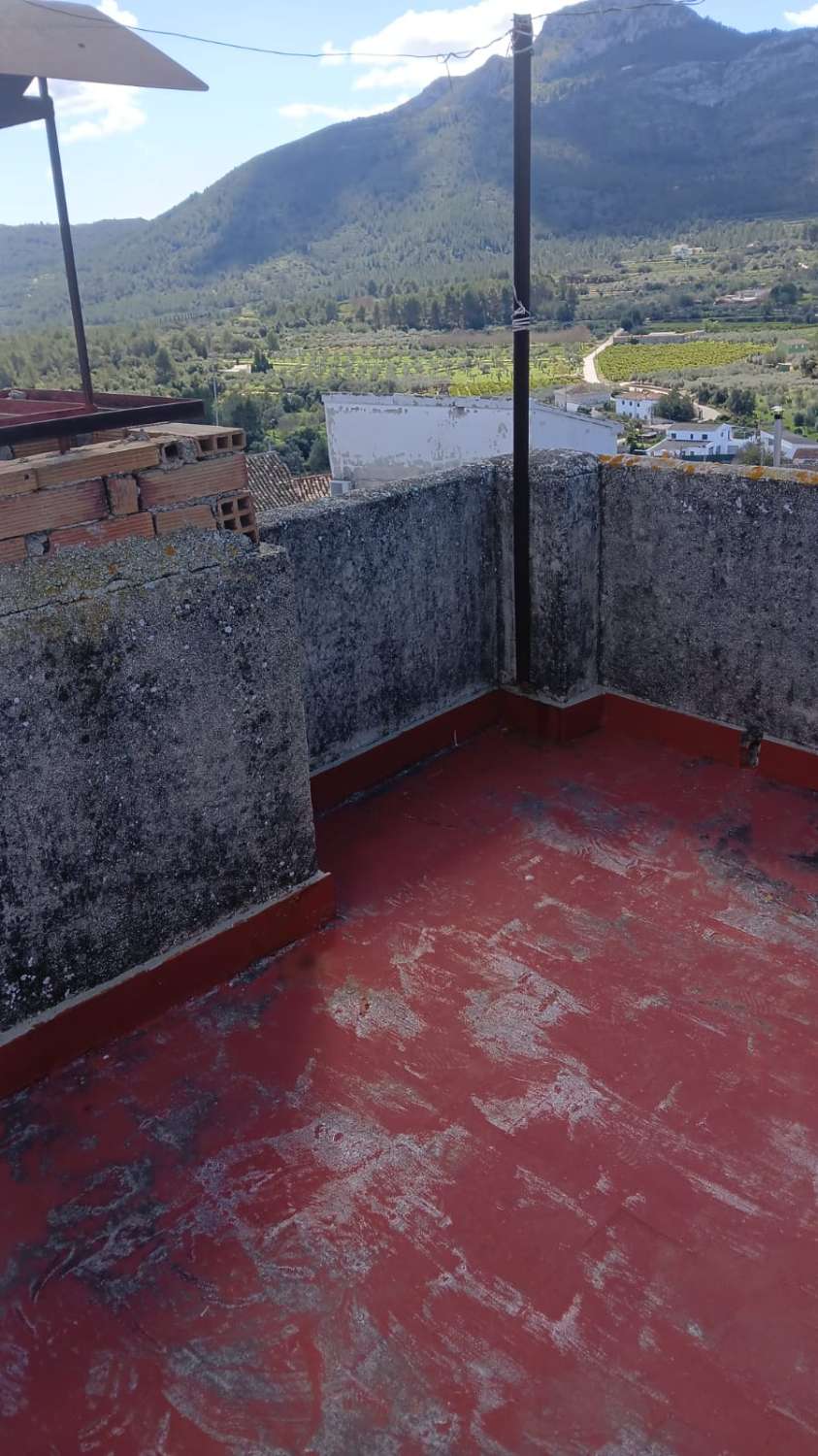 CASA DE PUEBLO DE ESQUINA A REFORMAR