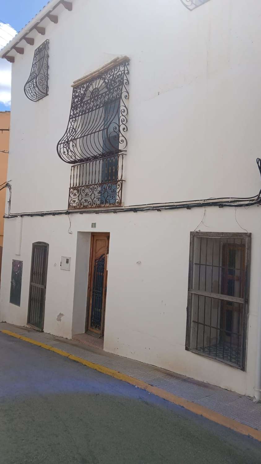 CASA DE PUEBLO DE ESQUINA A REFORMAR