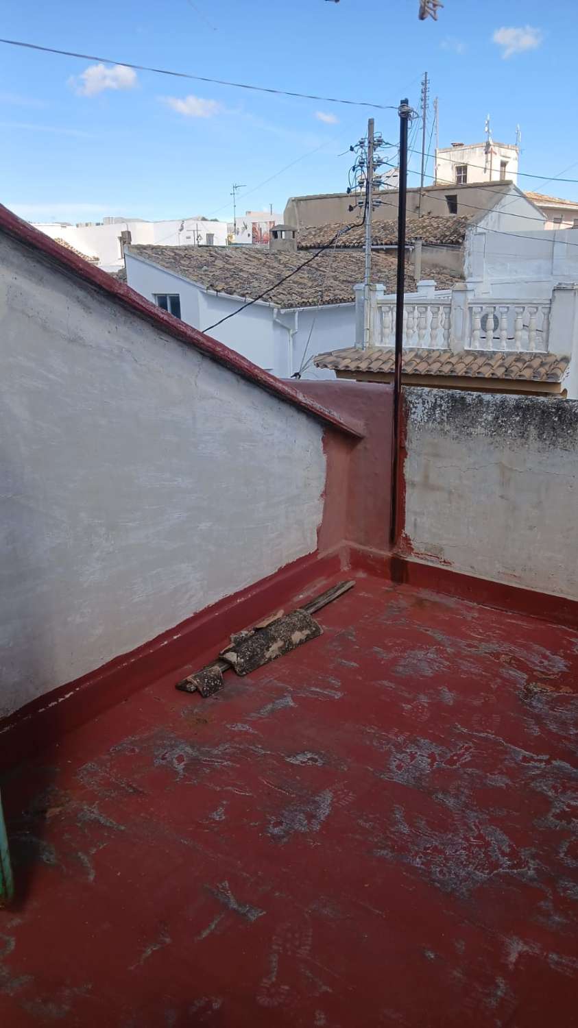 CASA DE PUEBLO DE ESQUINA A REFORMAR