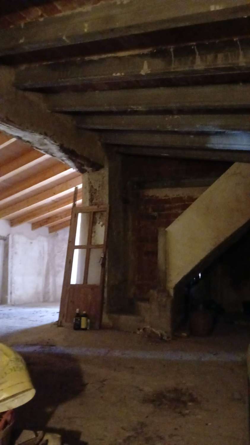 CASA DE PUEBLO DE ESQUINA A REFORMAR