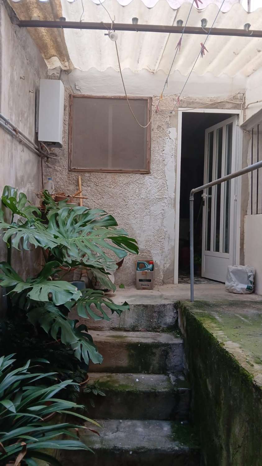 CASA DE PUEBLO DE ESQUINA A REFORMAR