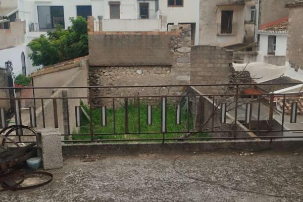 CASA DE PUEBLO A REFORMAR CON GRAN JARDIN